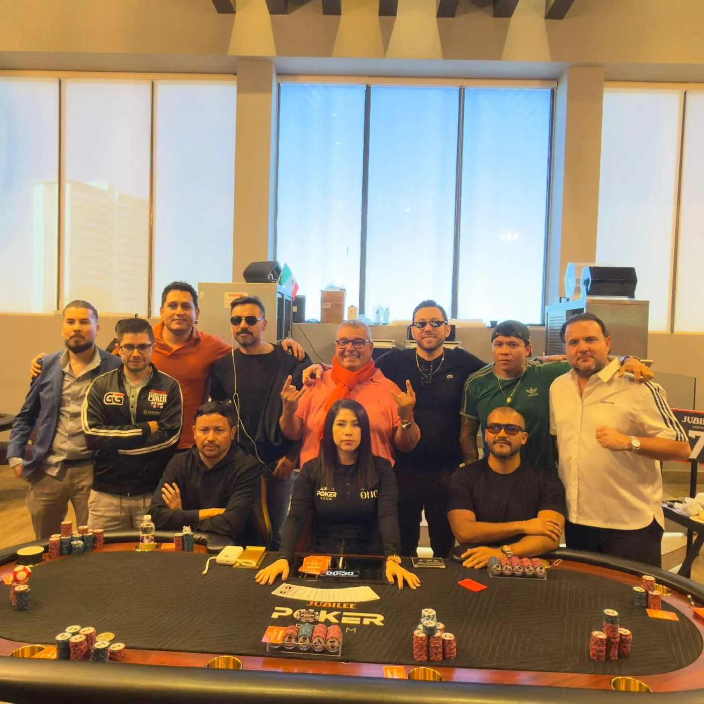 Foto grupal de los nueve finalistas alrededor de la mesa final