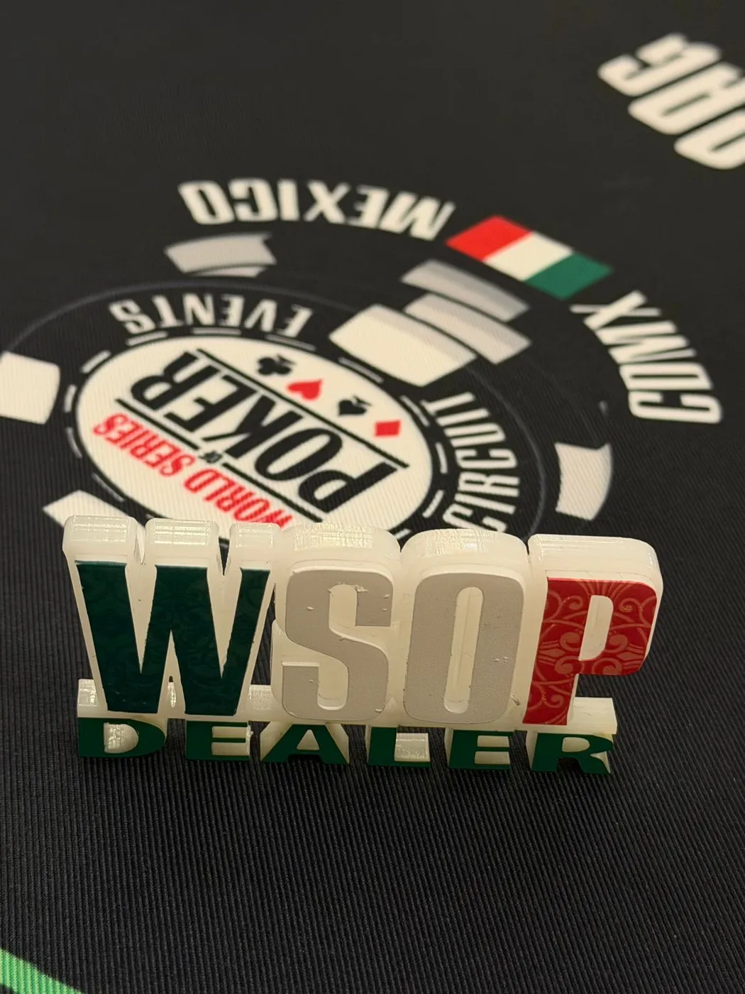 Botón de dealer de la WSOP sobre el logo del WSOP Circuit Events México CDMX impreso en el tapete